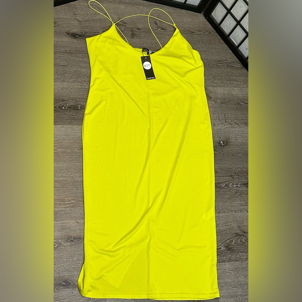 BOOHOO PLUS GIA PLUNGE FRONT STRAP DETAIL MIDI DRESS - Picture 5 of 6